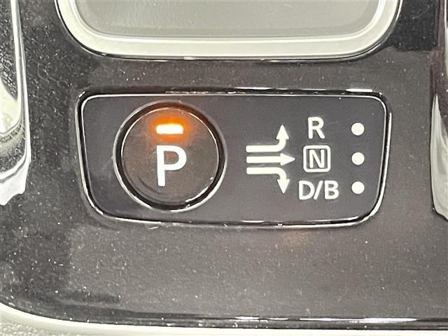 セレナ ｅ－パワー　ハイウェイスターＶ　禁煙車　エマージェンシーブレーキ　プロパイロット　両側電動ドア　フリップダウンモニター　純正１０インチメモリビ　アラウンドビューモニター　純正１６インチＡＷ　ＬＥＤヘッドライト　革巻きステアリング（17枚目）