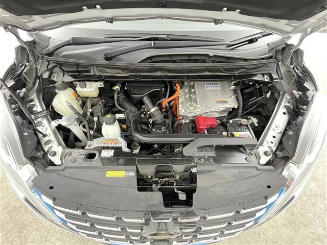 セレナ ｅ－パワー　ハイウェイスターＶ　禁煙車　エマージェンシーブレーキ　プロパイロット　両側電動ドア　フリップダウンモニター　純正１０インチメモリビ　アラウンドビューモニター　純正１６インチＡＷ　ＬＥＤヘッドライト　革巻きステアリング（42枚目）