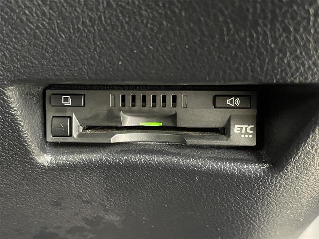 シエンタ Ｇ　クエロ　禁煙車　ワンオーナー　トヨタセーフティセンス　純正メモリナビ　両側パワースライドドア　ＥＴＣ　バックカメラ　ＬＥＤオートライト　ハーフレザーシート　アイドリングストップ　プッシュスタート（7枚目）