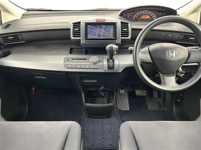 フリード Ｇ　エアロ　ジャストセレクション　禁煙車　社外メモリナビ　片側パワースライドドア　バックカメラ　リモコンキー　ＥＴＣ　電動格納ミラー　純正フロアマット　純正１５インチアルミホイール　フルセグＴＶ　Ｂｌｕｅｔｏｏｔｈ（2枚目）