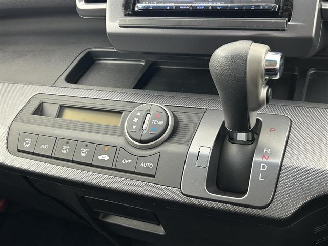 フリード Ｇ　エアロ　ジャストセレクション　禁煙車　社外メモリナビ　片側パワースライドドア　バックカメラ　リモコンキー　ＥＴＣ　電動格納ミラー　純正フロアマット　純正１５インチアルミホイール　フルセグＴＶ　Ｂｌｕｅｔｏｏｔｈ（10枚目）