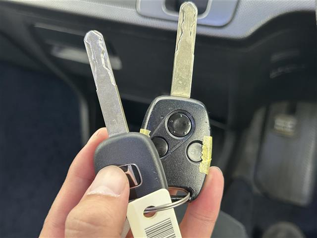 フリード Ｇ　エアロ　ジャストセレクション　禁煙車　社外メモリナビ　片側パワースライドドア　バックカメラ　リモコンキー　ＥＴＣ　電動格納ミラー　純正フロアマット　純正１５インチアルミホイール　フルセグＴＶ　Ｂｌｕｅｔｏｏｔｈ（17枚目）