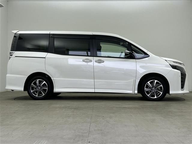 ヴォクシー ＺＳ　煌　禁煙車　純正１０型メモリナビ　１２．１型フリップダウンモニター　両側パワースライドドア　トヨタセーフティセンス　バックカメラ　フルセグＴＶ　Ｂｌｕｅｔｏｏｔｈ　革巻きステアリング　クルーズコントロール（41枚目）