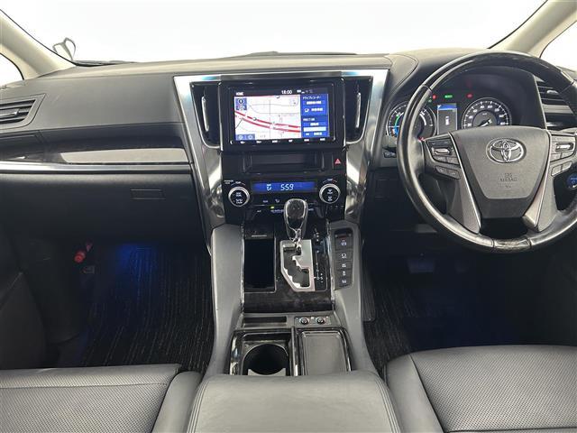 アルファードハイブリッド ＳＲ　禁煙車　純正９型メモリナビ　福祉車両　サイドリフトアップチルトシート　１２．１型フリップダウンモニター　両側パワースライドドア　デジタルインナーミラー　トヨタセーフティセンス　レザーシート（2枚目）