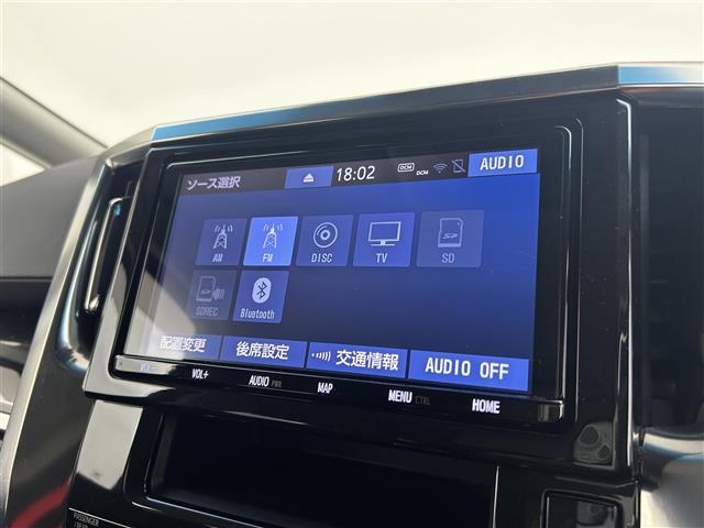 アルファードハイブリッド ＳＲ　禁煙車　純正９型メモリナビ　福祉車両　サイドリフトアップチルトシート　１２．１型フリップダウンモニター　両側パワースライドドア　デジタルインナーミラー　トヨタセーフティセンス　レザーシート（4枚目）