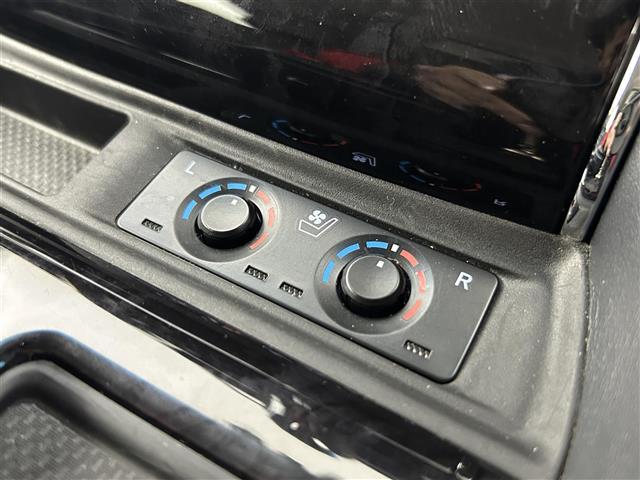 アルファードハイブリッド ＳＲ　禁煙車　純正９型メモリナビ　福祉車両　サイドリフトアップチルトシート　１２．１型フリップダウンモニター　両側パワースライドドア　デジタルインナーミラー　トヨタセーフティセンス　レザーシート（11枚目）