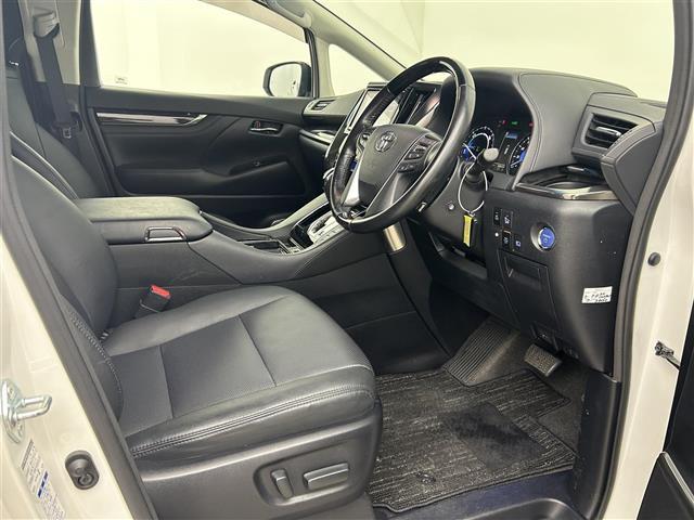 アルファードハイブリッド ＳＲ　禁煙車　純正９型メモリナビ　福祉車両　サイドリフトアップチルトシート　１２．１型フリップダウンモニター　両側パワースライドドア　デジタルインナーミラー　トヨタセーフティセンス　レザーシート（22枚目）