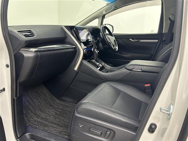 アルファードハイブリッド ＳＲ　禁煙車　純正９型メモリナビ　福祉車両　サイドリフトアップチルトシート　１２．１型フリップダウンモニター　両側パワースライドドア　デジタルインナーミラー　トヨタセーフティセンス　レザーシート（24枚目）