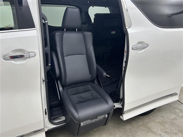 アルファードハイブリッド ＳＲ　禁煙車　純正９型メモリナビ　福祉車両　サイドリフトアップチルトシート　１２．１型フリップダウンモニター　両側パワースライドドア　デジタルインナーミラー　トヨタセーフティセンス　レザーシート（27枚目）