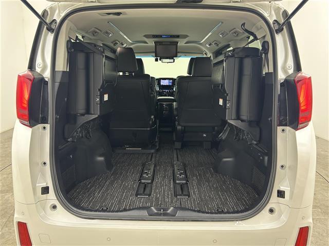 アルファードハイブリッド ＳＲ　禁煙車　純正９型メモリナビ　福祉車両　サイドリフトアップチルトシート　１２．１型フリップダウンモニター　両側パワースライドドア　デジタルインナーミラー　トヨタセーフティセンス　レザーシート（32枚目）