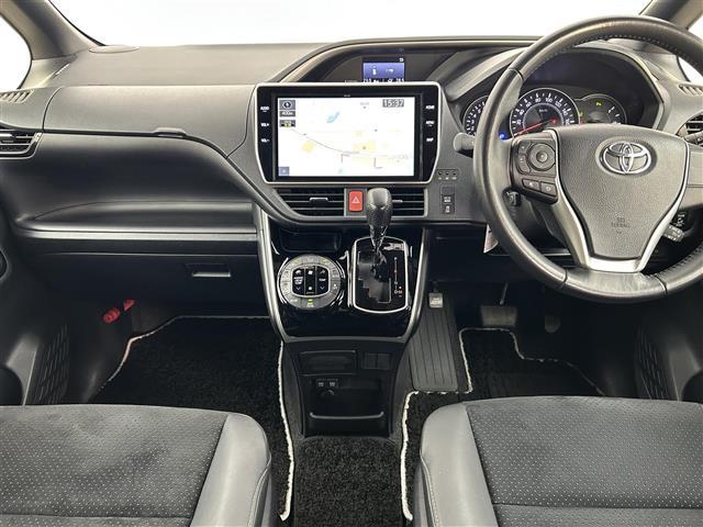 ヴォクシー ＺＳ　煌ＩＩＩ　禁煙車　純正１０型メモリナビ　フリップダウンモニター　両側パワースライドドア　クルーズコントロール　ハーフレザーシート　フルセグＴＶ　Ｂｌｕｅｔｏｏｔｈ　バックカメラ　革巻きステアリング　ＥＴＣ（2枚目）