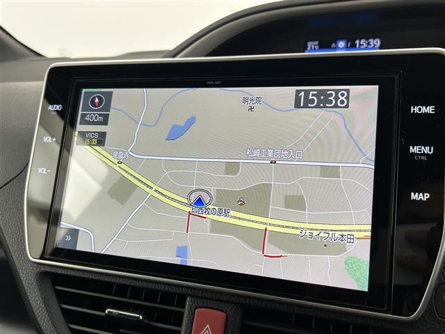 ヴォクシー ＺＳ　煌ＩＩＩ　禁煙車　純正１０型メモリナビ　フリップダウンモニター　両側パワースライドドア　クルーズコントロール　ハーフレザーシート　フルセグＴＶ　Ｂｌｕｅｔｏｏｔｈ　バックカメラ　革巻きステアリング　ＥＴＣ（3枚目）