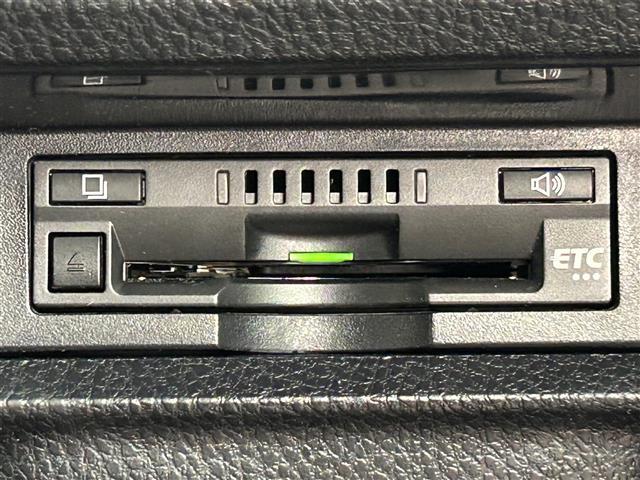 ヴォクシー ＺＳ　煌ＩＩＩ　禁煙車　純正１０型メモリナビ　フリップダウンモニター　両側パワースライドドア　クルーズコントロール　ハーフレザーシート　フルセグＴＶ　Ｂｌｕｅｔｏｏｔｈ　バックカメラ　革巻きステアリング　ＥＴＣ（9枚目）