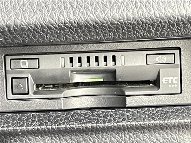 ヴォクシー ＺＳ　煌ＩＩＩ　禁煙車　純正１０型メモリナビ　ワンオーナー　両側パワースライドドア　クルーズコントロール　ハーフレザーシート　フルセグＴＶ　Ｂｌｕｅｔｏｏｔｈ　バックカメラ　革巻きステアリング　ビルトインＥＴＣ（9枚目）