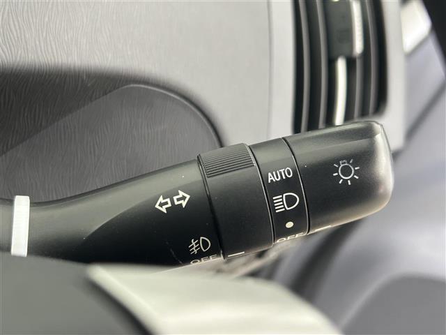 プリウス S 禁煙車 純正オーディオ CD AUX ビルトインETC ステアリングスイッチ 社外フロアマット 純正ドアバイザー 純正15インチAW オートライト ヘッドライトレベライザー プッシュスタート スペア(10枚目)