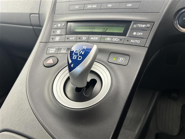 プリウス S 禁煙車 純正オーディオ CD AUX ビルトインETC ステアリングスイッチ 社外フロアマット 純正ドアバイザー 純正15インチAW オートライト ヘッドライトレベライザー プッシュスタート スペア(12枚目)