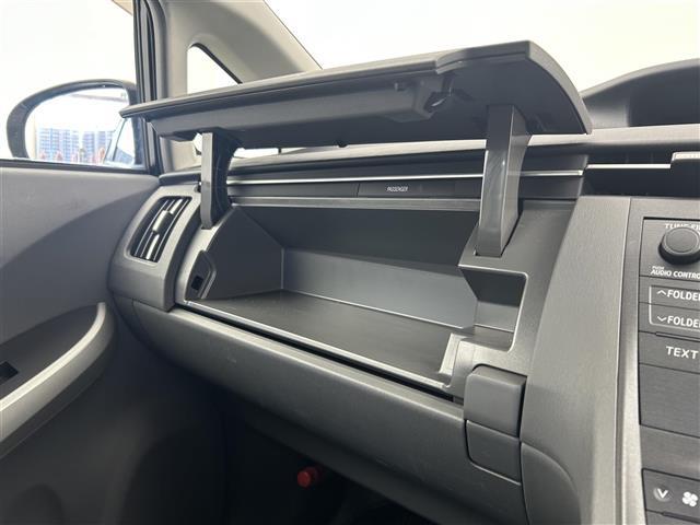 プリウス S 禁煙車 純正オーディオ CD AUX ビルトインETC ステアリングスイッチ 社外フロアマット 純正ドアバイザー 純正15インチAW オートライト ヘッドライトレベライザー プッシュスタート スペア(19枚目)