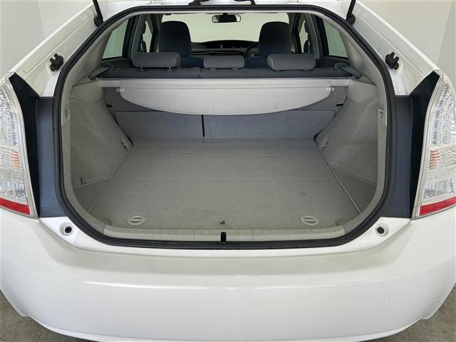 プリウス S 禁煙車 純正オーディオ CD AUX ビルトインETC ステアリングスイッチ 社外フロアマット 純正ドアバイザー 純正15インチAW オートライト ヘッドライトレベライザー プッシュスタート スペア(30枚目)