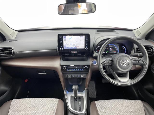 ヤリスクロス ハイブリッドＺ　禁煙車　純正８型ディスプレイオーディオ　全方位カメラ　トヨタセーフティセンス　レーダークルーズコントロール　ハーフレザーシート　シートヒーター　ブラインドスポットモニター　ヘッドアップディスプレイ（2枚目）
