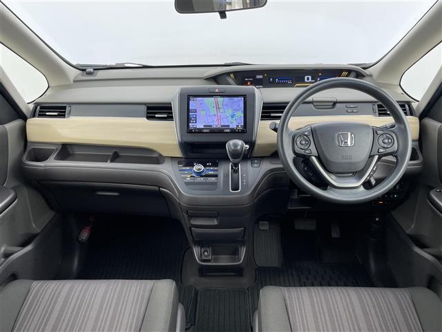 フリード Ｇ・ホンダセンシング　禁煙　８型ＳＤナビ　両側電動スライドドア　ＬＥＤライト　ビルトインＥＴＣ　純正フロアマット　レーダークルーズコントロール　レーンキープアシスト　リアサンシェード　電動格納サイドミラー　オートライト（2枚目）