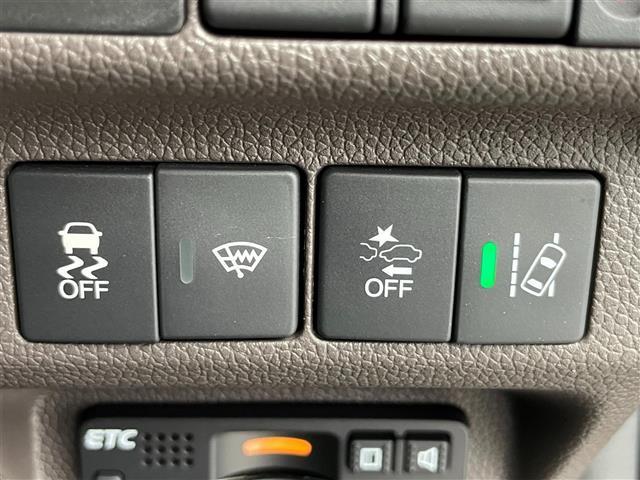 フリード Ｇ・ホンダセンシング　禁煙　８型ＳＤナビ　両側電動スライドドア　ＬＥＤライト　ビルトインＥＴＣ　純正フロアマット　レーダークルーズコントロール　レーンキープアシスト　リアサンシェード　電動格納サイドミラー　オートライト（8枚目）