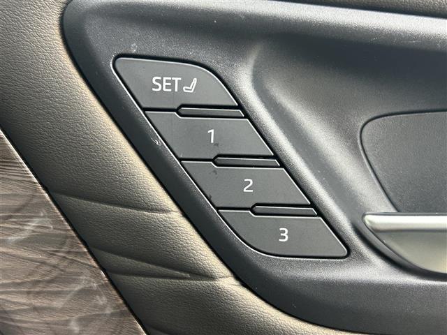 アルファードハイブリッド エグゼクティブラウンジ 禁煙車 純正14型ディスプレイオーディオナビ ワンオーナー トヨタセーフティセンス 左右独立ガラスルーフ JBLプレミアムサウンド 両側パワースライドドア 純正13型フリップダウンモニター(21枚目)