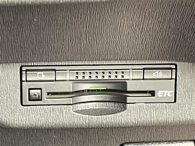 プリウス Ｓ　禁煙車　純正ナビ　ＨＩＤヘッドライト　オートライト　スマートキー　純正１５インチアルミホイール　ビルトインＥＴＣ　Ｂｌｕｅｔｏｏｔｈ　フルセグＴＶ　スペアキー　サイド＆カーテンエアバッグ　ドアバイザー（7枚目）