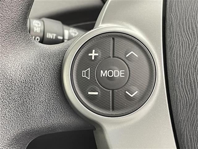 プリウス Ｓ　禁煙車　純正ナビ　ＨＩＤヘッドライト　オートライト　スマートキー　純正１５インチアルミホイール　ビルトインＥＴＣ　Ｂｌｕｅｔｏｏｔｈ　フルセグＴＶ　スペアキー　サイド＆カーテンエアバッグ　ドアバイザー（13枚目）