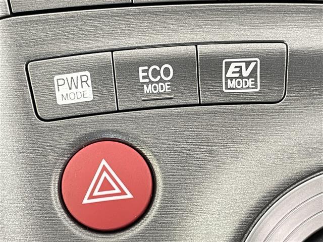 プリウス Ｓ　禁煙車　純正ナビ　ＨＩＤヘッドライト　オートライト　スマートキー　純正１５インチアルミホイール　ビルトインＥＴＣ　Ｂｌｕｅｔｏｏｔｈ　フルセグＴＶ　スペアキー　サイド＆カーテンエアバッグ　ドアバイザー（17枚目）