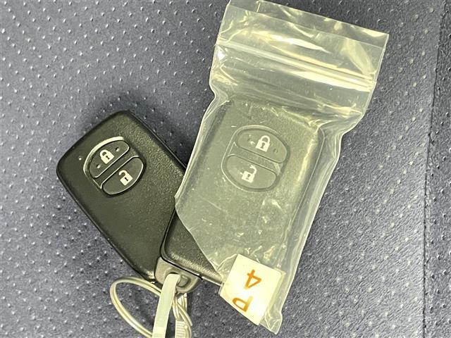 プリウス Ｓ　禁煙車　純正ナビ　ＨＩＤヘッドライト　オートライト　スマートキー　純正１５インチアルミホイール　ビルトインＥＴＣ　Ｂｌｕｅｔｏｏｔｈ　フルセグＴＶ　スペアキー　サイド＆カーテンエアバッグ　ドアバイザー（20枚目）