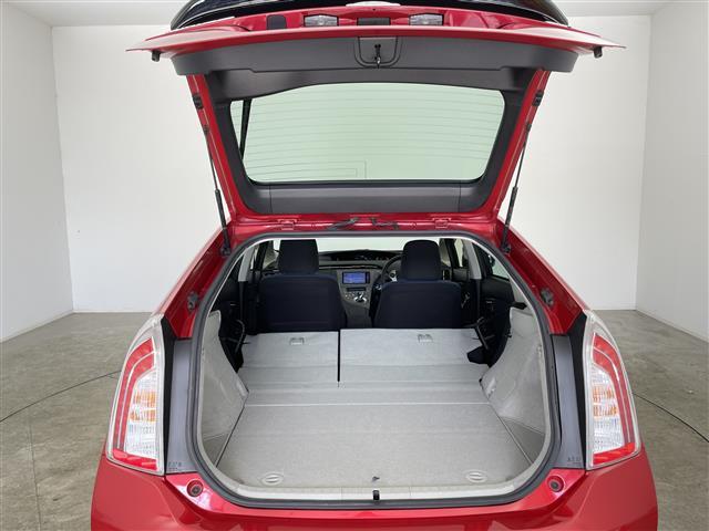 プリウス Ｓ　禁煙車　純正ナビ　ＨＩＤヘッドライト　オートライト　スマートキー　純正１５インチアルミホイール　ビルトインＥＴＣ　Ｂｌｕｅｔｏｏｔｈ　フルセグＴＶ　スペアキー　サイド＆カーテンエアバッグ　ドアバイザー（32枚目）