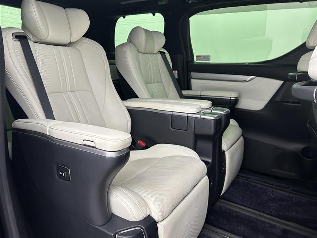 アルファードハイブリッド エグゼクティブラウンジＳ　禁煙車　ＪＢＬ　リアエンターテイメント　パノラミックビューモニター　サンルーフ　トヨタセーフティセンス純正ナビ　デジタルインナーミラー　ブラインドスポットモニター　レーダークルーズコントロール（27枚目）