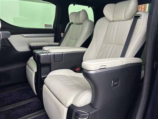 アルファードハイブリッド エグゼクティブラウンジＳ　禁煙車　ＪＢＬ　リアエンターテイメント　パノラミックビューモニター　サンルーフ　トヨタセーフティセンス純正ナビ　デジタルインナーミラー　ブラインドスポットモニター　レーダークルーズコントロール（28枚目）