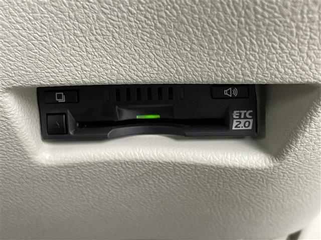 シエンタ ハイブリッドＧ　禁煙車　純正ナビ　両側パワースライドドア　衝突被害軽減ブレーキ　車線逸脱警報　バックカメラ　ビルトインＥＴＣ２．０　オートハイビーム　スマートキー　純正フロアマット　純正ドアバイザー　フルセグＴＶ（6枚目）