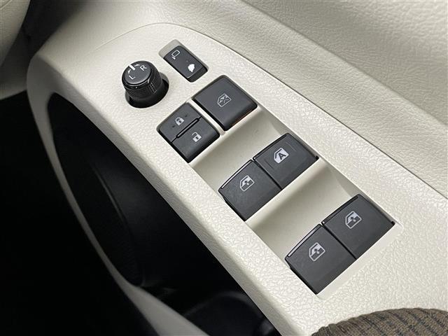 シエンタ ハイブリッドＧ　禁煙車　純正ナビ　両側パワースライドドア　衝突被害軽減ブレーキ　車線逸脱警報　バックカメラ　ビルトインＥＴＣ２．０　オートハイビーム　スマートキー　純正フロアマット　純正ドアバイザー　フルセグＴＶ（19枚目）