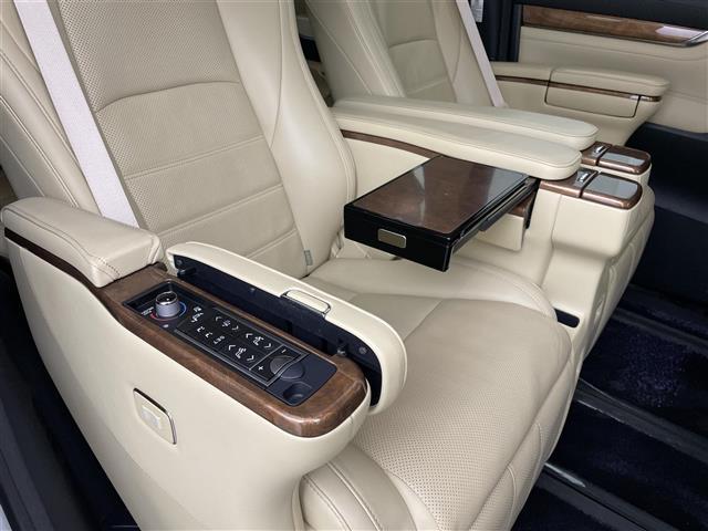 アルファードハイブリッド エグゼクティブラウンジ　禁煙車　純正９型ディスプレイオーディオ　１２．１型フリップダウンモニター　ＪＢＬプレミアムサウンド　トヨタセーフティセンス　ツインサンルーフ　両側パワースライドドア　パワーバックドア　バックカメラ（26枚目）
