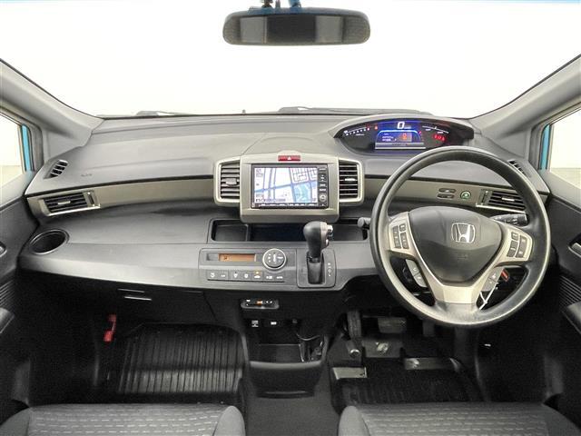 フリードスパイクハイブリッド ハイブリッド　禁煙車　片側パワースライドドア　純正メモリナビ　バックカメラ　ＥＴＣ　前方ドライブレコーダー　社外１５インチアルミホイール　ドアバイザー　バニティミラー　ステアリングスイッチ　プッシュスタート（2枚目）