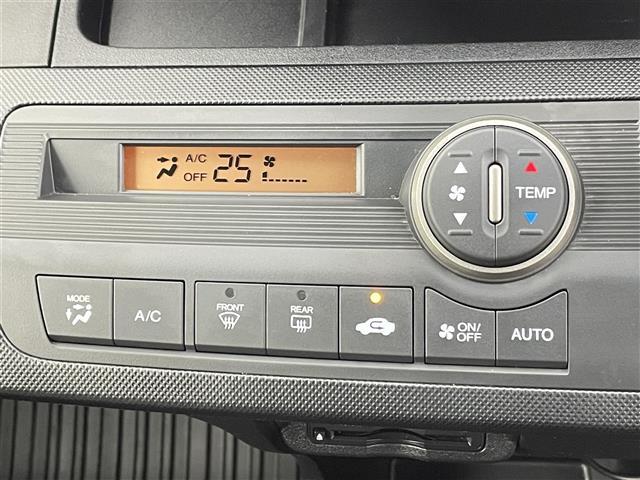 フリードスパイクハイブリッド ハイブリッド　禁煙車　片側パワースライドドア　純正メモリナビ　バックカメラ　ＥＴＣ　前方ドライブレコーダー　社外１５インチアルミホイール　ドアバイザー　バニティミラー　ステアリングスイッチ　プッシュスタート（7枚目）