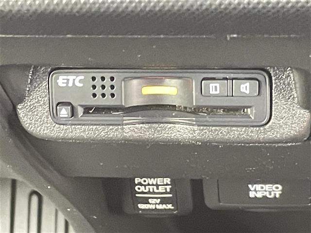 フリードスパイクハイブリッド ハイブリッド　禁煙車　片側パワースライドドア　純正メモリナビ　バックカメラ　ＥＴＣ　前方ドライブレコーダー　社外１５インチアルミホイール　ドアバイザー　バニティミラー　ステアリングスイッチ　プッシュスタート（8枚目）