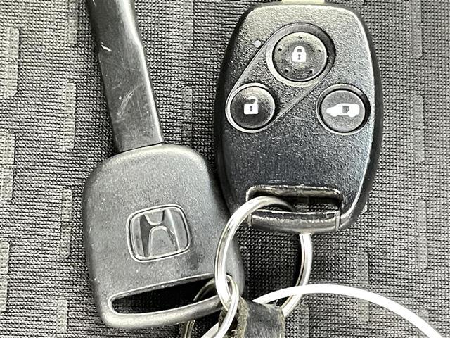 フリードスパイクハイブリッド ハイブリッド　禁煙車　片側パワースライドドア　純正メモリナビ　バックカメラ　ＥＴＣ　前方ドライブレコーダー　社外１５インチアルミホイール　ドアバイザー　バニティミラー　ステアリングスイッチ　プッシュスタート（24枚目）