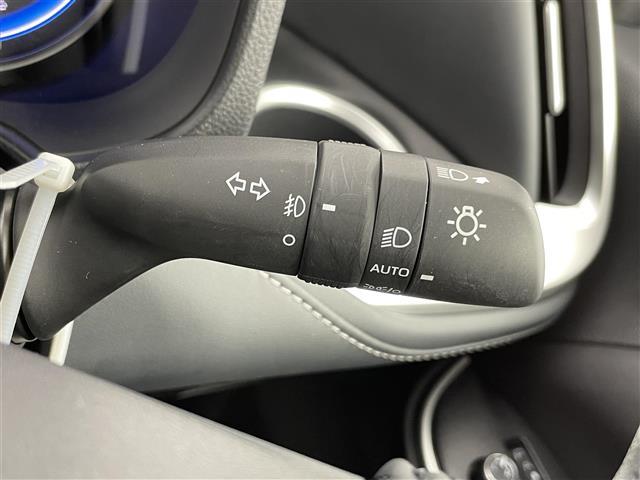 ノア ハイブリッドＳ－Ｚ　禁煙車　純正８型ＤＡ　快適利便ＰＫＧ　両側パワースライドドア　トヨタセーフティセンス　レーダークルーズコントロール　バックカメラ　ステアリングヒーター　前席シートヒーター　キャプテンシート　オットマン（14枚目）