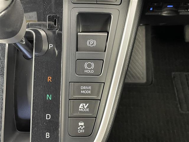 ノア ハイブリッドＳ－Ｚ　禁煙車　純正８型ＤＡ　快適利便ＰＫＧ　両側パワースライドドア　トヨタセーフティセンス　レーダークルーズコントロール　バックカメラ　ステアリングヒーター　前席シートヒーター　キャプテンシート　オットマン（18枚目）