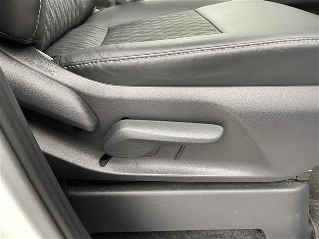 ノア ハイブリッドＳ－Ｚ　禁煙車　純正８型ＤＡ　快適利便ＰＫＧ　両側パワースライドドア　トヨタセーフティセンス　レーダークルーズコントロール　バックカメラ　ステアリングヒーター　前席シートヒーター　キャプテンシート　オットマン（23枚目）