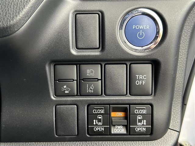 ヴォクシー ハイブリッドＺＳ　煌ＩＩＩ　禁煙車　純正１０型メモリナビ　トヨタセーフティセンス　両側パワースライドドア　クルーズコンロール　バックカメラ　クリアランスソナー　革巻きステアリング　前席シートヒーター　ハーフレザーシート（7枚目）