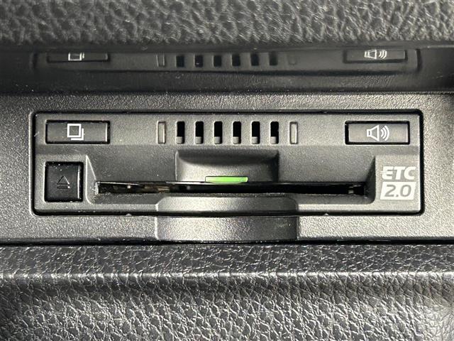 ヴォクシー ハイブリッドＺＳ　煌ＩＩＩ　禁煙車　純正１０型メモリナビ　トヨタセーフティセンス　両側パワースライドドア　クルーズコンロール　バックカメラ　クリアランスソナー　革巻きステアリング　前席シートヒーター　ハーフレザーシート（9枚目）