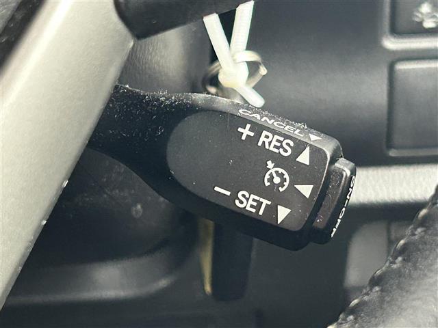 ヴォクシー ハイブリッドＺＳ　煌ＩＩＩ　禁煙車　純正１０型メモリナビ　トヨタセーフティセンス　両側パワースライドドア　クルーズコンロール　バックカメラ　クリアランスソナー　革巻きステアリング　前席シートヒーター　ハーフレザーシート（13枚目）