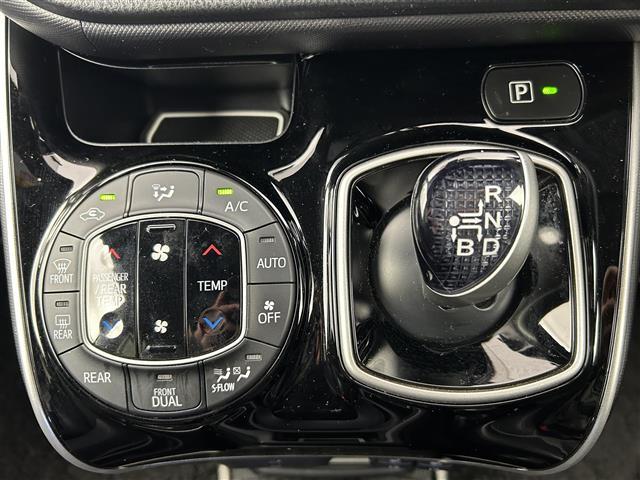 ヴォクシー ハイブリッドＺＳ　煌ＩＩＩ　禁煙車　純正１０型メモリナビ　トヨタセーフティセンス　両側パワースライドドア　クルーズコンロール　バックカメラ　クリアランスソナー　革巻きステアリング　前席シートヒーター　ハーフレザーシート（16枚目）