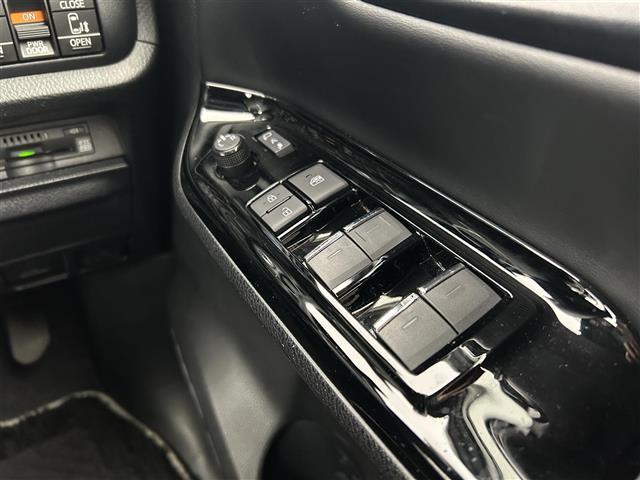 ヴォクシー ハイブリッドＺＳ　煌ＩＩＩ　禁煙車　純正１０型メモリナビ　トヨタセーフティセンス　両側パワースライドドア　クルーズコンロール　バックカメラ　クリアランスソナー　革巻きステアリング　前席シートヒーター　ハーフレザーシート（17枚目）