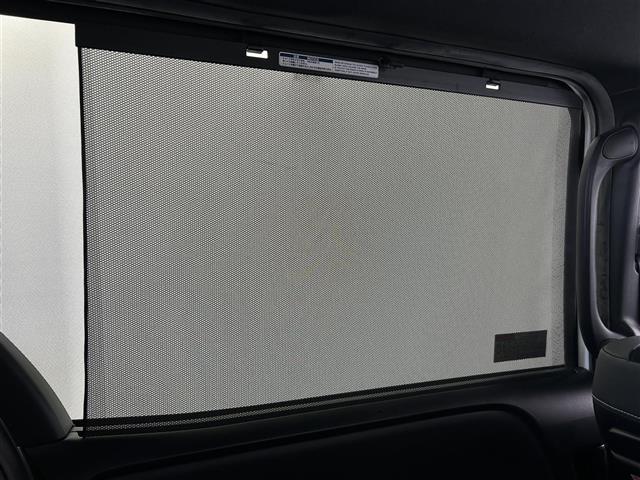 ヴォクシー ハイブリッドＺＳ　煌ＩＩＩ　禁煙車　純正１０型メモリナビ　トヨタセーフティセンス　両側パワースライドドア　クルーズコンロール　バックカメラ　クリアランスソナー　革巻きステアリング　前席シートヒーター　ハーフレザーシート（20枚目）