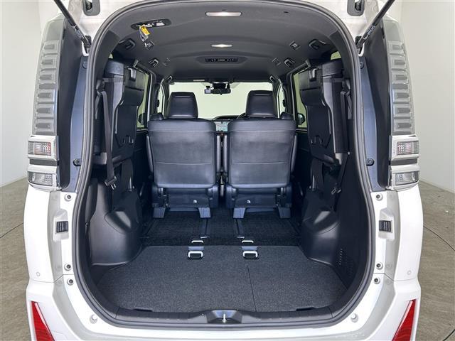 ヴォクシー ハイブリッドＺＳ　煌ＩＩＩ　禁煙車　純正１０型メモリナビ　トヨタセーフティセンス　両側パワースライドドア　クルーズコンロール　バックカメラ　クリアランスソナー　革巻きステアリング　前席シートヒーター　ハーフレザーシート（32枚目）